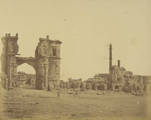 [De Klokkentoren voor de Bailee Bewakingspoort]. door Felice Beato