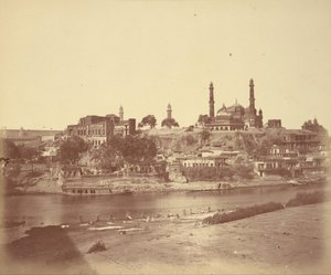 Het Muchee Bhawan Fort en de Gomti Rivier Gezien vanaf de Stenen Brug