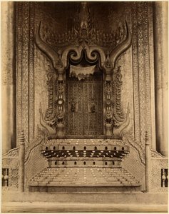 De The-ha-thana of de Leeuwentroon in de Myei-nan of Hoofd Audience Hall in het paleis van Mandalay, Birma, eind 19e eeuw (albumine print) door Felice Beato