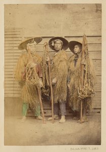 [Drie Japanse mannen in grasgewaden en breedgerande hoeden].