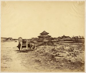 [Top van de Muur van Peking In bezit genomen op 14 oktober 1860 met de Chinese kanonnen gericht op onze batterijen]. door Felice Beato