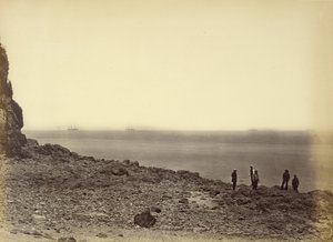 [Zicht op kust met schepen aan horizon en vijf figuren staand op strand].