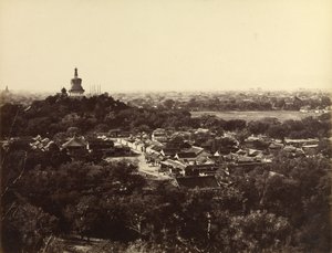 [Uitzicht op de tuinen en boeddhistische tempel van Peking]. door Felice Beato