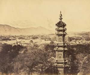 Zicht op het Zomerpaleis. Yuan Ming Yuan Pagode. Voor de brand, Peking, 18 oktober 1860 door Felice Beato