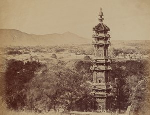 Uitzicht op het Zomerpaleis Yuen Min Yuen, Peking, met de Pagode voor de Verbranding, Oktober 1860 door Felice Beato