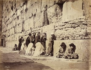 Een groep Israëlieten die bidden bij de Klaagmuur (of Westelijke Muur), Jeruzalem door Félix Bonfils