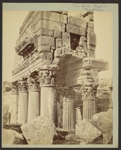 Detail van de kapitelen van de pronaos van Baalbek door Félix Bonfils