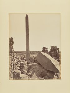 Detail van de obelisken en de binnenplaats met de kariatiden - Karnak door Félix Bonfils