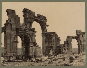 Ingang van de Grote Colonnade, Palmyra, ca. 1875 (albumineprint) door Félix Bonfils