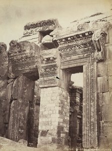 Ingang van de Tempel van Jupiter of de Tempel van de Zon, in de archeologische zone van Heliopolis of Baalbek, oude Syrische stad, nu Libanon door Félix Bonfils