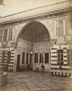 Interieur van een Joods huis in Stambouli, Syrië. Twee vrouwen onder een portiek door Félix Bonfils