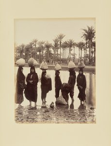 Egyptische boerinnen [sic] op weg om water te halen door Félix Bonfils