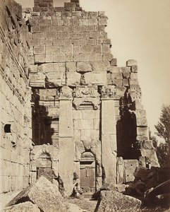 De propyleeën van de Tempel van Jupiter of de Tempel van de Zon, in de archeologische zone van Heliopolis of Baalbek, oude Syrische stad, nu Libanon door Félix Bonfils