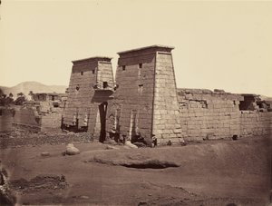 Algemeen gezicht op de tempel van Ramses III, Karnak, Thebe door Félix Bonfils