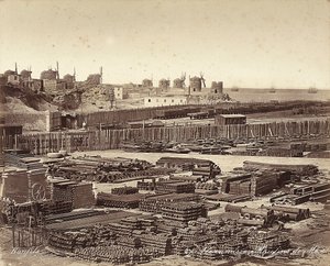 Yard voor bouwmaterialen, windmolens op de achtergrond, in Alexandrië, Egypte door Félix Bonfils