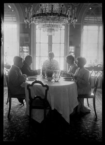 Familie Mautner aan het eten door Ferdinand Schmutzer