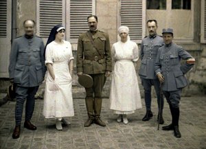 Franse militaire artsen en verpleegsters voor het Saint-Paul ziekenhuis, Soissons, Aisne, Frankrijk door Fernand Cuville