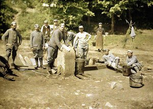Groep Franse soldaten die de was doen bij een put, Soissons, Aisne, 1917 door Fernand Cuville