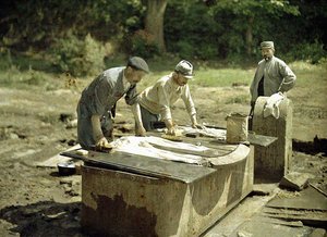 Drie Franse soldaten doen de was bij een put, Soissons, Aisne, Frankrijk, 1917 door Fernand Cuville