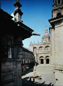 Zuidgevel en de Plaza de Praterias door Fernando de Casas Novoa