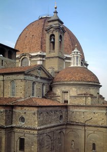 Buitenaanzicht van de kerk van San Lorenzo, deels door Filippo Brunelleschi (1377-1446) 15e-16e eeuw (Kerk van St. Lawrence) Florence, Italië