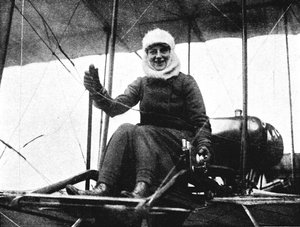 De tweede Britse vrouwelijke piloot: Mevrouw de Beauvoir Stocks in haar Farman dubbeldekker, 1911