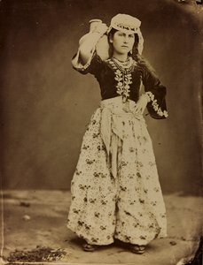 Album Damas et Baalbek: Jonge Syrische vrouw in traditionele kleding door Félix Bonfils