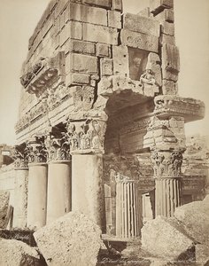 Detail van de pronaos van de Tempel van Bacchus, in de archeologische zone van Heliopolis of Baalbek, oude Syrische stad, nu Libanon door Félix Bonfils