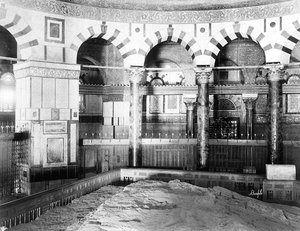 Interieur van de Omar-moskee in Jeruzalem. Twee rijen pilaren en marmeren zuilen omringen de rots die heilig is voor de Joden en de Moslims