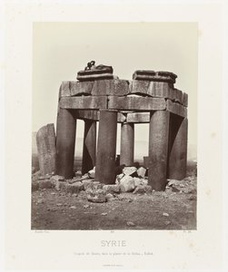 Man op de qubba van Douris, nabij Baalbek door Félix Bonfils