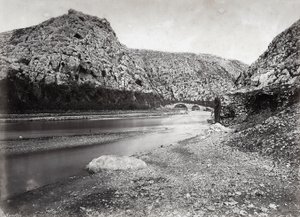 Nahr el-Kalb (de rivier van de hond) tussen de bergen van Libanon, nabij Beiroet, in Palestina door Félix Bonfils