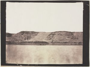 Algemeen uitzicht op monumenten uitgehouwen in de rots met de dahabieh van de fotograaf. Abu Simbel door Félix Teynard