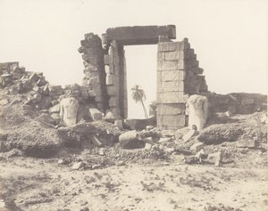 Karnak Thebe, Eerste Pylon - Ruïnes van de Poort en de Kolossen, 1851-52, gedrukt 1853-54 door Félix Teynard