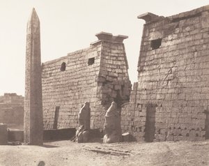 Louksor Thebe, Constructie Antérieur - Pylon, Kolossen en Obelisk door Félix Teynard