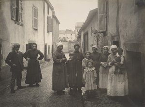 Groep Volwassenen en Kinderen op een Dorpsstraat in de Auvergne, ca. 1910 door Félix Thiollier