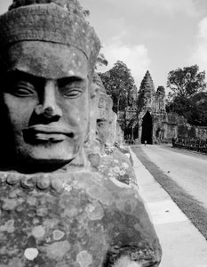 Standbeeld op de straat van toegang in Angkor Doorn in Cambogia