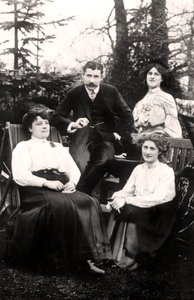 Zena 1887-1975 en Phyllis Dare 1890-1975, Engelse actrices, met hun ouders, 1906 door Foulsham and Banfield