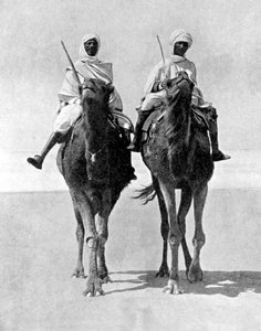 Twee Arabieren op kamelen in de Sahara, Afrika, 1936 door Fox Photos