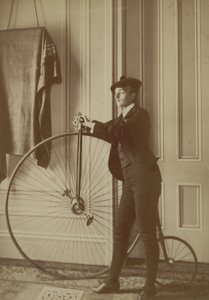 Binnen in het huis met een Penny Farthing-fiets, ca. 1890 (sepia foto) door Frances Benjamin Johnston