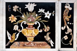 Het hoofdaltaar, uitgerust met twee tafels, bekroond door een grandioos marmeren tabernakel (detail)