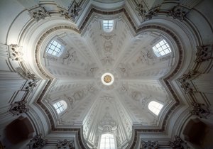 Interieur van de koepel van de kerk van St. Ivo alla Sapienza