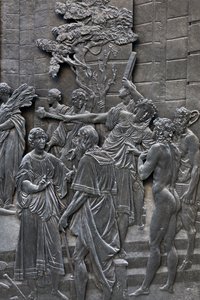 Basis die Alessandro Farnese toont die de ambassadeurs van koningin Elisabeth van Engeland ontvangt (detail) door Francesco Mochi