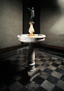 Wijwatervat met beeld van Johannes de Doper