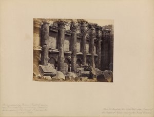 Baalbek - De noordelijke muur van het interieur van de Tempel van Jupiter, met de gecanneleerde zuilen door Francis Bedford