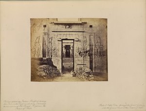 Edfû - Uitzicht door de Grote Poort naar de Grote Hof van de Tempel van Edfû door Francis Bedford