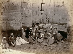 Groepsfoto in de Zuilenhal, Karnak, Thebe, 1862