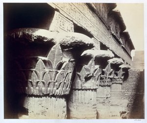 De kapitelen van het portiek, Tempel van Khnum, Esna, Egypte