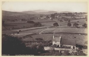 Vale of Clwyd vanaf Denbigh Castle, 1860-94 door Francis Bedford