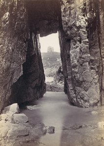 Uitzicht door rotsen op toren op heuvel, 1870s
