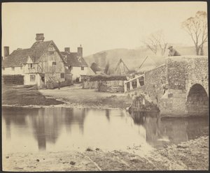 [Gezicht op een huis aan de overkant van een rivier met een brug naar rechts]. door Francis Bedford
